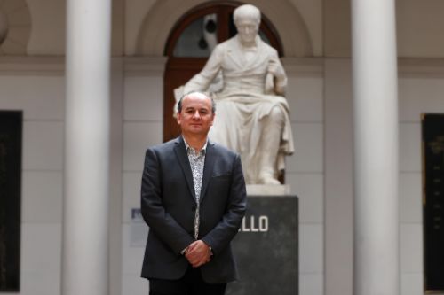 Vicerrector Uchile aporta a guía global sobre evaluación científica