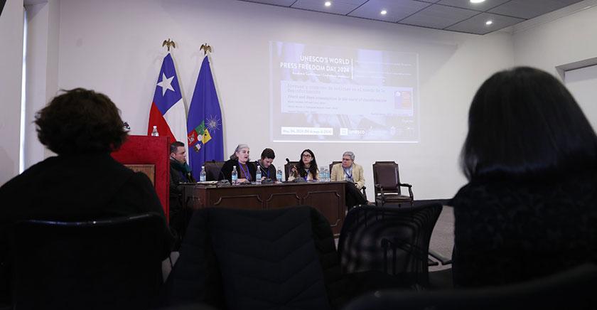 U. de Chile y U. Católica realizan conferencia académica global sobre libertad de prensa de la UNESCO