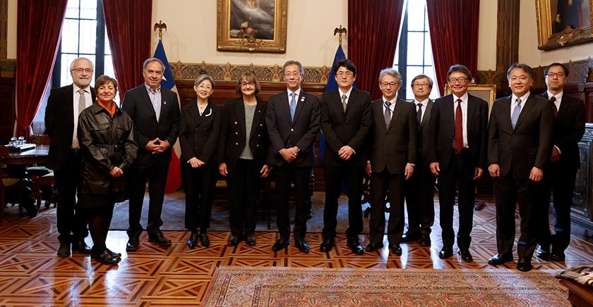 Delegación de la U. de Tokio visitó la Universidad de Chile para estrechar colaboración interinstitucional