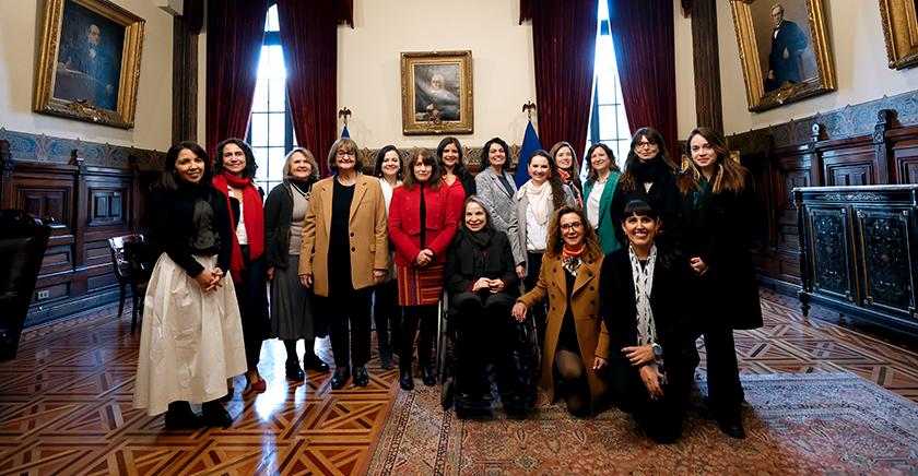 Egresadas líderes se reunieron con Rectora Rosa Devés para analizar los desafíos sociales de la U. de Chile