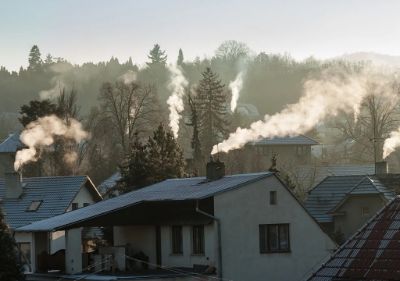 casas con chimeneas emitiendo humo