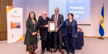 Grínor Rojo gana el Premio Atenea por ensayo sobre América Latina