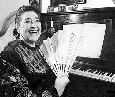 Nacida en Linares el 15 de septiembre 1918, hija de un comerciante y de una dueña de casa, Margot Loyola comenzó tempranamente su camino en la música convirtiéndose en una destacada intérprete.