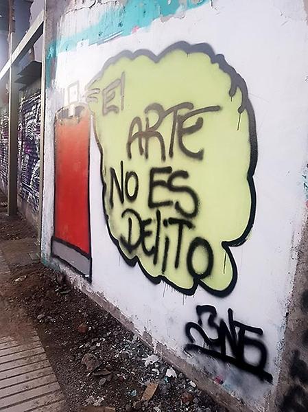 "El arte no es delito", versa un rayado en la comuna de Renca.