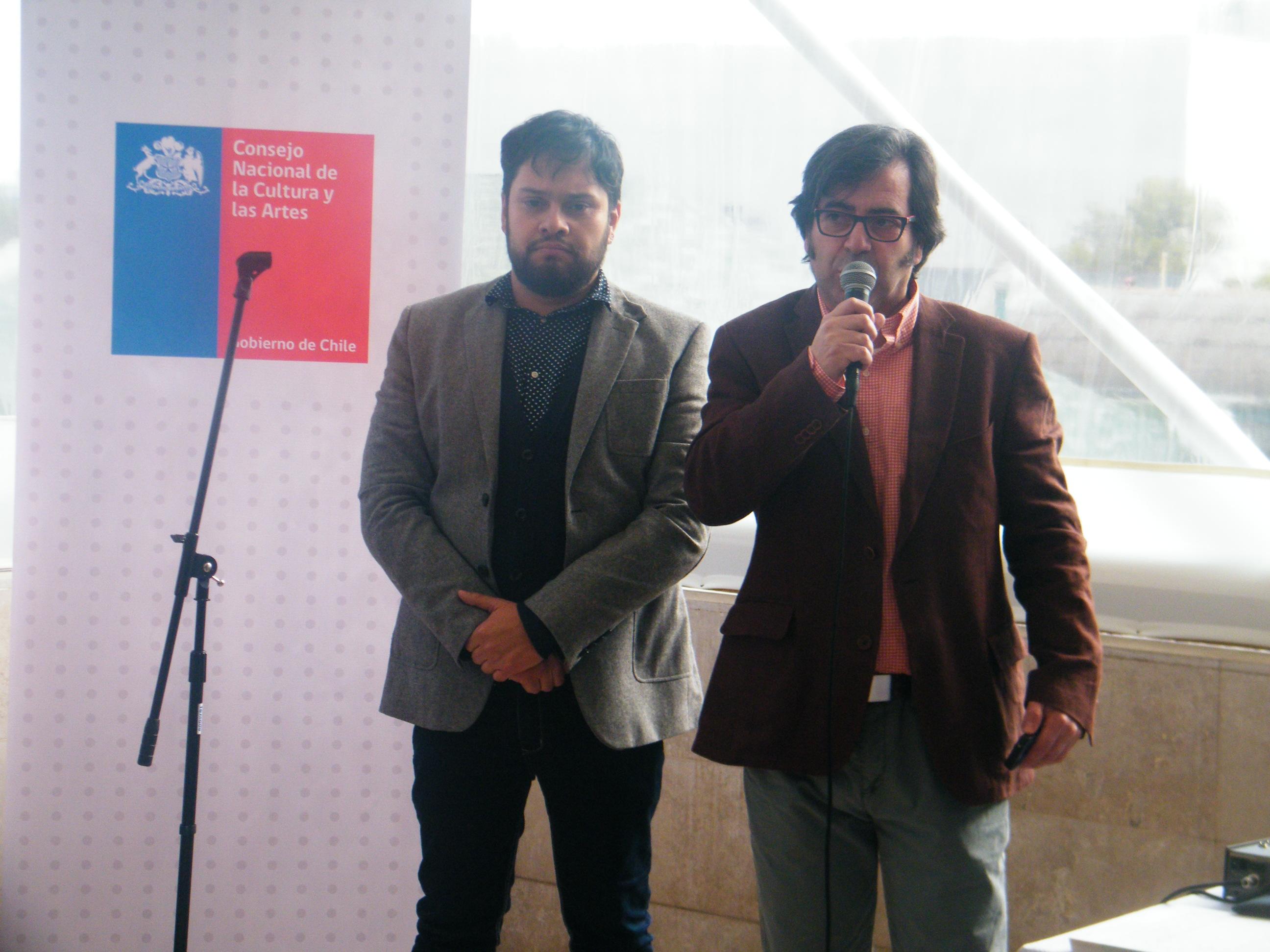 Académicos Rodrigo Vera y Mauricio Vico, durante la inauguración de la exposición.