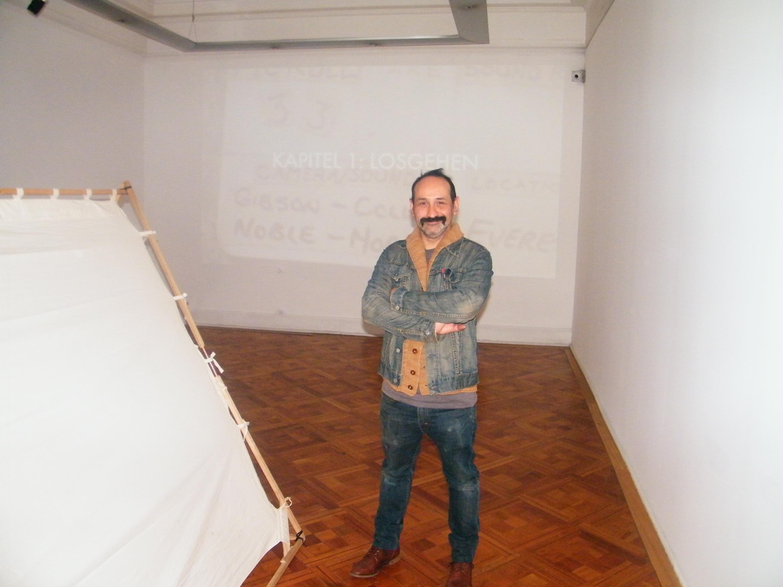 Académico Rodrigo Dueñas en exposición de La Nueva Gráfica Chilena.