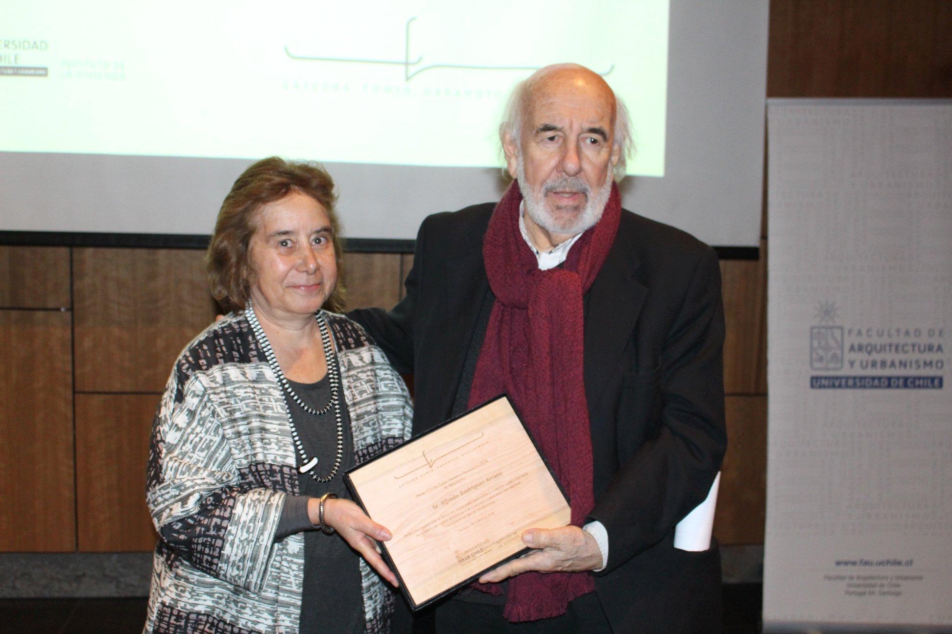 La decana Marcela Pizzi fue la encargada de entregar el galardón al arquitecto Alfredo Rodríguez.