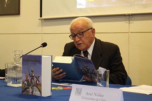 Profesor Eduardo Godoy Gallardo con su edición de "El ingenioso hidalgo Don Quijote de la Mancha".