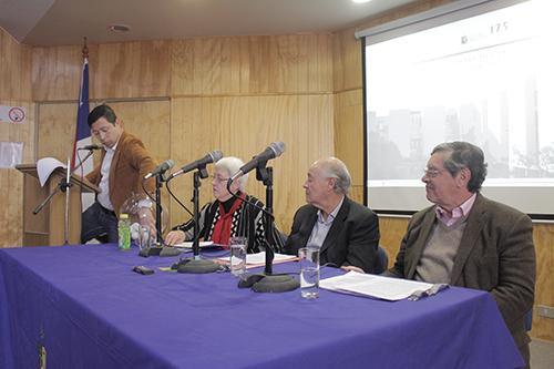 El debate fue conducido por el Prof. Raúl Rodríguez, periodista y director de la Escuela de Periodismo del Instituto de la Comunicación e Imagen.