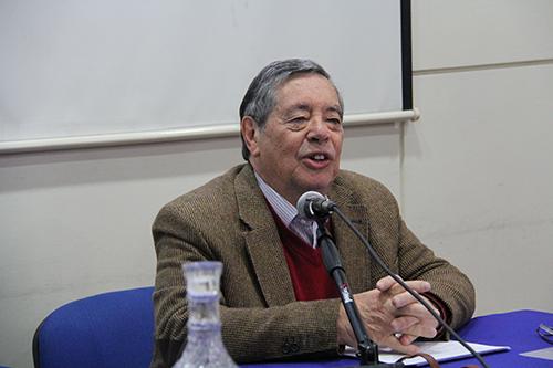 Decano Prof. Carlos Ruiz Schneider.