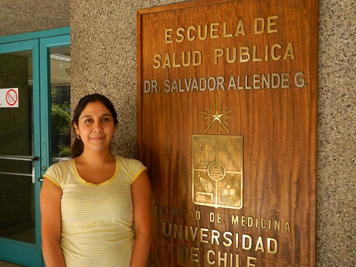 La profesora Karla Yohannessen, de la Escuela de Salud Pública, alertó que en Chile la mayoría de las normativas para contaminación del aire cubren los efectos de corto plazo y no los de largo plazo.