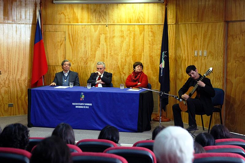 El egresado de la Facultad de Artes y estudiante de pedagogía de la Universidad de Chile, Manuel Masías, interpretó la anticueca número 4 de Violeta Parra.