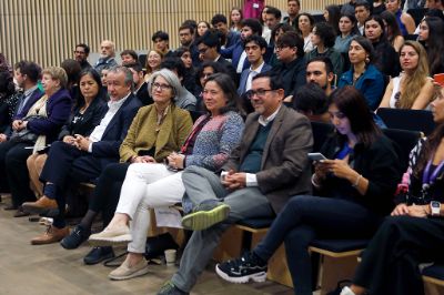 El preestreno contó con la participación de la vicerrectora de Extensión y Comunicaciones, profesora Pilar Barba y el decano de la unidad académica, Francisco Martínez.