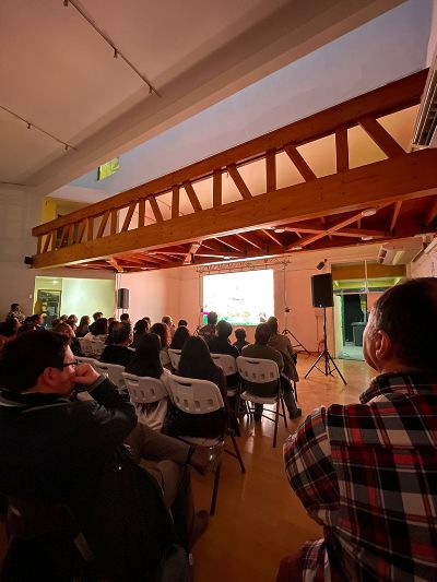 El estreno del documental se realizó en el Centro Cultural de Quilicura y convocó a un alto número de vecinos y vecinas del sector.