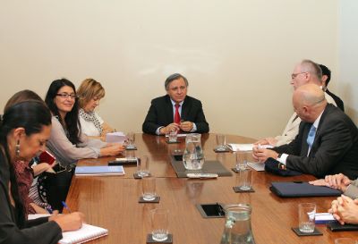 El Decano Pablo Ruiz-Tagle se reunió con la delegación de Estados de la UE y los invitó a participar de manera activa en las instancias académicas de la Facultad.