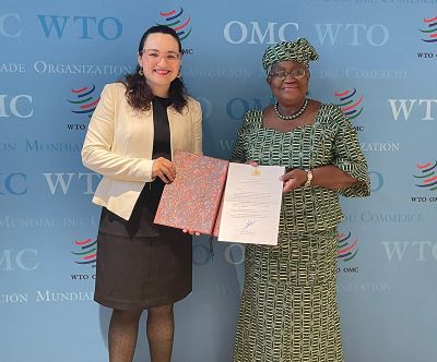 Excma. Embajadora de Chile ante la OMC, Sra. Sofía Boza, junto a la Directora General de la OMC, Dra. Ngozi Okonjo-Iweala.