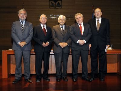 Doctores Manuel Kukuljan, Hernán Iturriaga, Lautaro Vargas, Ennio Vivaldi e Ítalo Campodónico. 