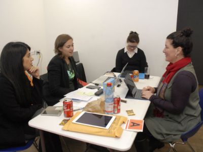 Karin González junto a Jennifer Bricken y algunas de las profesoras asistentes al curso. 