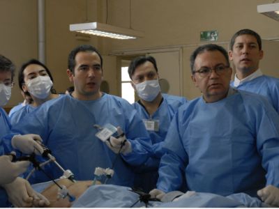Doctores Ignacio Miranda, Michel Naser y Valentín Manríquez, junto a algunos asistentes, durante el curso. 