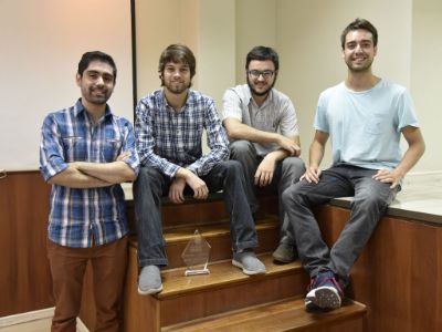 Alfredo Parra, Lucas Prato, Lukas Karachon y Rodrigo Palavecino junto al premio por Mejor Trabajo de Innovación en Educación Médica. 