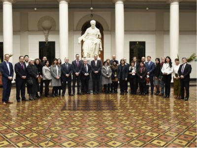 Autoridades y académicos de las universidades de Chile y Groningen celebraron la creación del programa de doctorado conjunto entre ambas instituciones. 