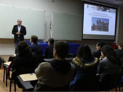 El Dr. Han Moshage participó de un seminario internacional para dar a conocer el nuevo programa de doctorado entre académicos y estudiantes de la Facultad de Medicina. 