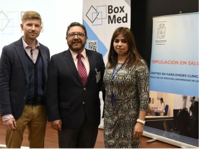 Andrei Malakew, de BoxMed, una de las empresas expositoras; doctor Adalberto Amaya y profesora Claudia Arancibia. 