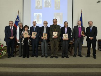 Doce académicos recibieron galardones por parte de los doctores Carmen Larrañaga, Manuel Kukuljan y Ennio Vivaldi.  