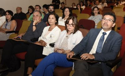 Flavio Salazar, vicerrector de Investigación junto a las doctoras María Antonieta Guzmán y Cecilia Sepúlveda, ex decana de la Facultad de Medicina