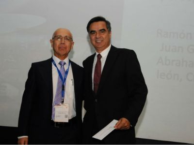 El doctor Juan Carlos Prieto recibió el premio de manos del doctor Mario Ortiz, presidente del comité científico de la Sociedad Chilena de Cardiología