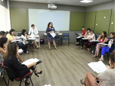 Las profesoras Patricia Elgueta y Alicia Carrasco durante el taller de formación de consultores en salud sexual y reproductiva. 