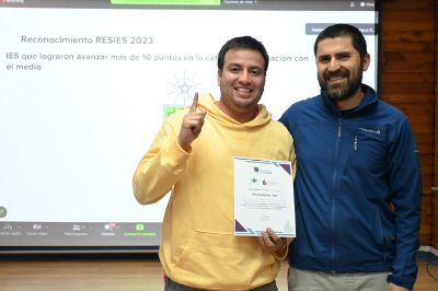 Reynaldo Cabezas, Secretario Ejecutivo de Sustentabilidad Uchile recibiendo el reconocimiento Resies 2023
