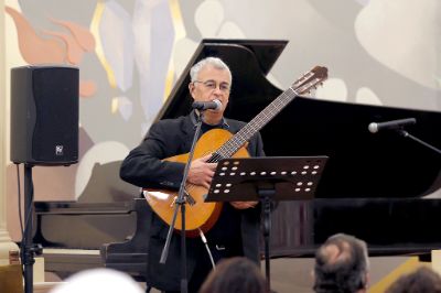 El decano de la Facultad de Artes, Fernando Carrasco, dedicó una décima que declamó y cantó en honor a la artista.
