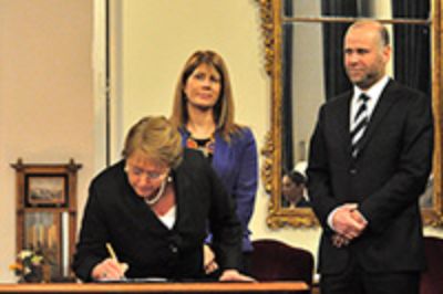 Presidenta Michelle Bachelet firmando el proyecto de ley. 