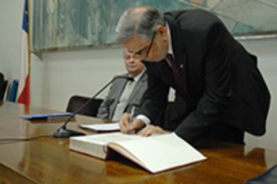 Rector Zolezzi, firmando El Libro de Oro de la USACH. 
