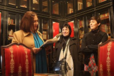 La visita a Chile de la poeta, incluyó un recorrido por el Archivo Central Andrés Bello. 