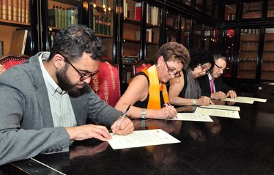 La firma del convenio se realizó en el Archivo Central de la Universidad de Chile