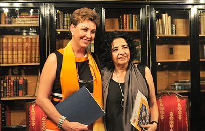 La Vicerrectora de Relaciones Institucionales de la Universidad Miguel Hernández, María Teresa Pérez, junto a la Vicerrectora de Extensión y Comunicaciones de la U. de Chile, Faride Zeran