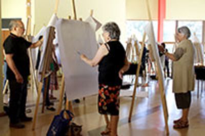 "Todos podemos dibujar", dirigido por el académico de la Facultad de Artes, Iñaki Uribarri, fue uno de los talleres ofrecidos en la tercera jornada de la Escuela de Temporada en Aysén.