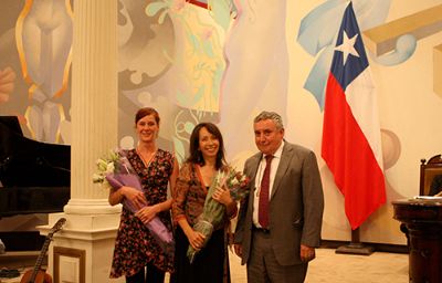 Isabel Aldunate y Carolina Holzapfel acompañaron con música la conmemoración de este Día Internacional de la Mujer en la U. de Chile. 