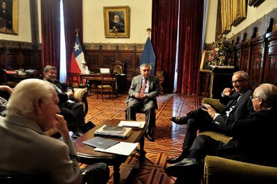 El Rector Ennio Vivaldi recibió al Comisionado General para la Planificación de Políticas Públicas de Francia, Jean Pisani en la Casa Central.