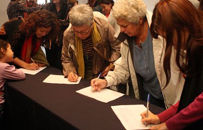 Asistentes firmaron el "Manifiesto: Mujeres de la Universidad de Chile por el derecho a decidir", emanado de esta actividad.