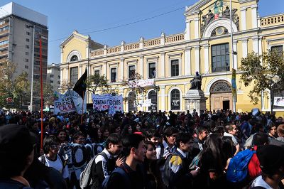 Centaneres de estudiantes salieron desde la Casa Central de la U. de Chile, que fue tomada por ellos este miércoles.