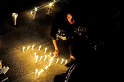 Velatón en Santiago por los dos estudiantes fallecidos en Valparaíso tras la marcha del 14 de mayo pasado.