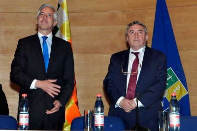 El Vicepresidente del Estado Plurinacional de Bolivia, Álvaro García Linera, en su clase magistral junto al Rector de la U. de Chile, Ennio Vivaldi.