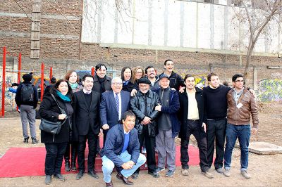 Estudiantes, profesores y autoridades locales participaron de la inauguración del parque de barras ideado, diseñado y levantado por estudiantes de la U. de Chile.