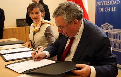 Este mediodía se firmó el convenio de colaboración en la Casa Central de la U. de Chile. 