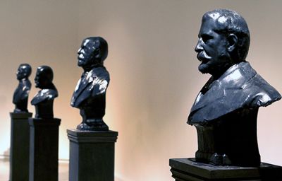 Esta muestra se compone de 30 bustos de cera negra que representan al mismo número de presidentes del país que gobernaron entre el inicio de la República y el golpe de Estado de 1973,.