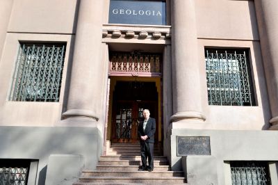 El académico del Departamento de Geología recibió el Premio Pionero en Geotermia, otorgado por el Consejo de Recursos Geotérmicos (GRC) de Estados Unidos.