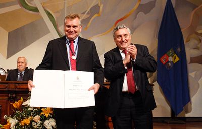El Premio Nacional de Cs. Exactas, Mario Hamuy, uno de los que recibió la Medalla Rectoral en la ceremonia.
